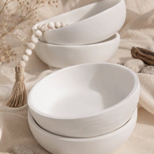 Boles decorativos artesanales de resina en tonos blanco y piedra Bol decorativo artesanal de 21 cm utilizado como jardín zen con velas Bol artesanal para vela perlada y decoración zen. Bol decorativo de resina con acabado natural. Bol de 21 cm para jardín zen y momentos de calma. Cuenco decorativo artesanal hecho a mano.